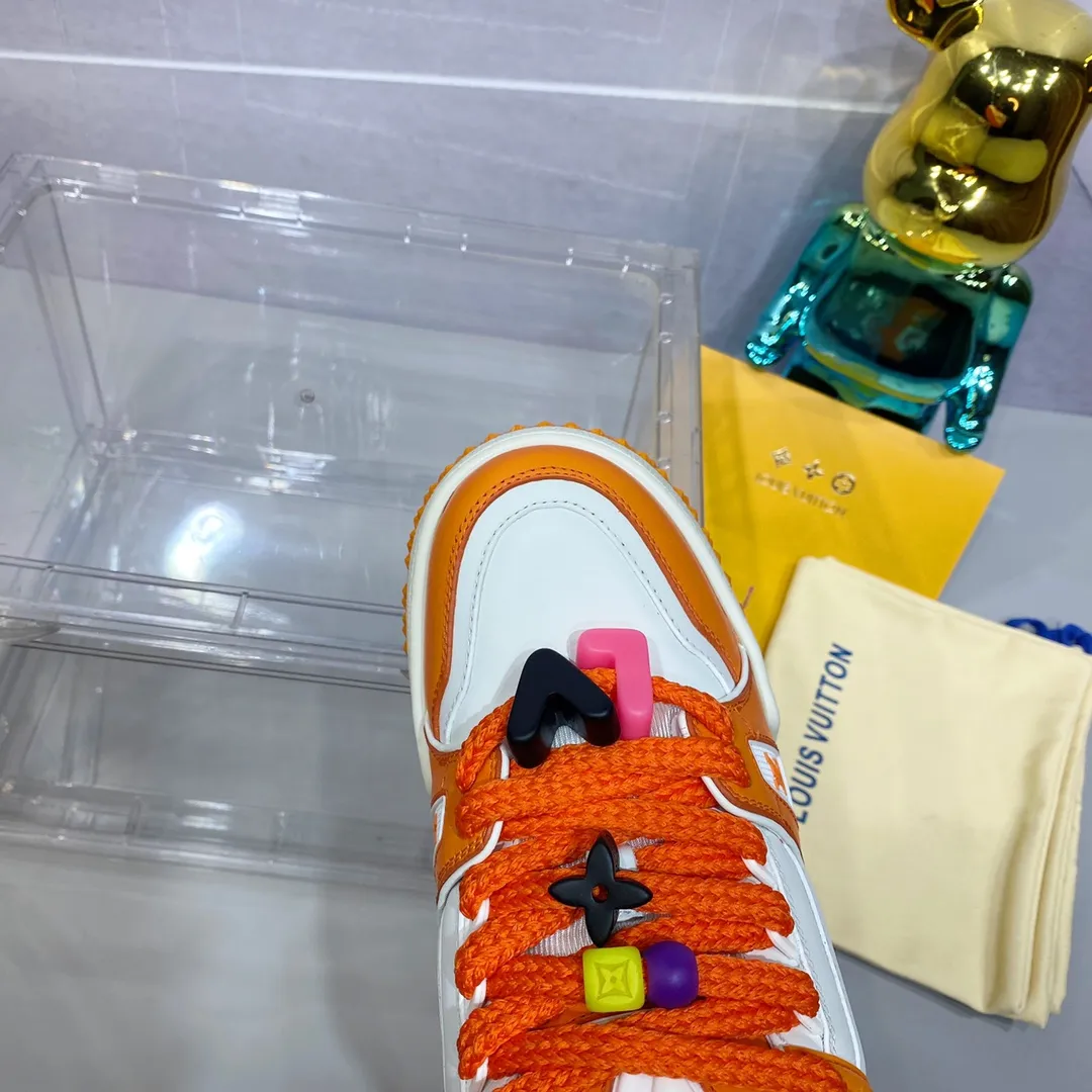 👟👟Ex-factory price 840 𝙇𝙑 𝟐𝟎𝟐4/𝐒𝐒 𝐧𝐞𝐰 Louis Vuitton catwalk skateboard shoes are popular, LOUIS VUITTON Trainer is undoubtedly one of the most successful Sneakers launched by luxury brands, but the pace of exploration will not stop. LOUISVUITTON will also bring a new series of skateboard shoes in the spring of 2023. The new series in the picture returns to the 90s Chunky Skate Shoes bread shoes, with leather and mesh uppers. The fat silhouette and thick shoelaces are very eye-catching. It is expected to have quite a few colors like the Trainer. Judging from the previous DIOR show skate shoes, this chunky style may be even stronger next year. Size: Female 35-40 Male 39-46